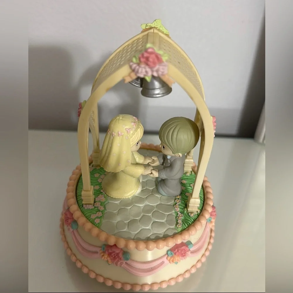 Vtg 1988 Precious Moments Musical Wedding Cake Topper Bride Groom 
